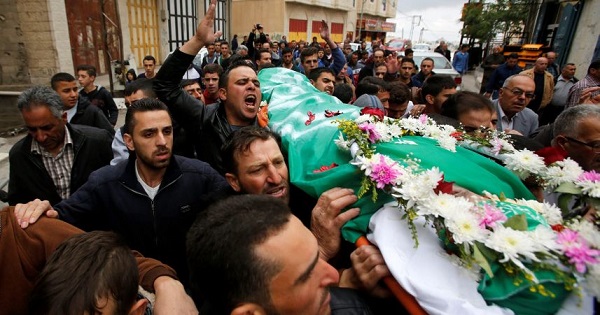 Mourners carry the body of Abdel Fattah Sharif, killed after being wounded last March by an Israeli soldier, during his funeral in Hebron, May 28, 2016.