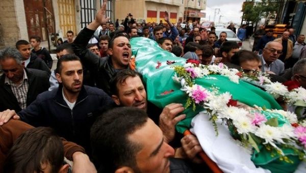 Mourners carry the body of Abdel Fattah Sharif, killed after being wounded last March by an Israeli soldier, during his funeral in Hebron, May 28, 2016.