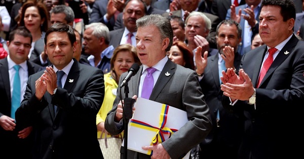 Colombia's President Juan Manuel Santos (C) declares a definitive ceasefire with FARC in Bogota, Colombia, Aug. 25, 2016.