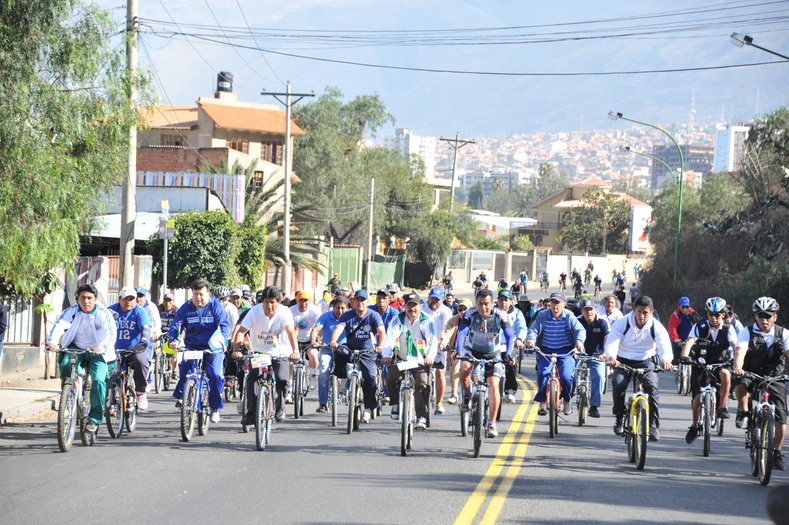 Cyclists and pedestrians reclaim Bolivia's streets on car-free day.