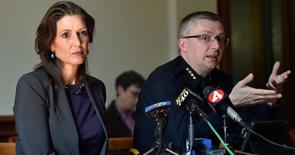 Oakland Mayor Libby Schaaf (L) and former police chief Sean Whent (R) earlier this year.