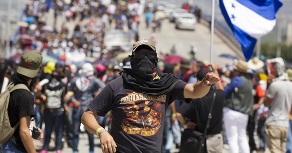 Students protest in Tegucigalpa at the height of the conflict with university authorities amid a dialogue process, July 10, 2016.