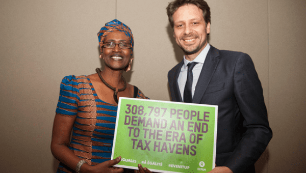 Ecuador's Foreign Minister Guillaume Long and Oxfam Executive Director Winnie Byanyima call for regulating tax havens, New York, Sept. 21, 2016.