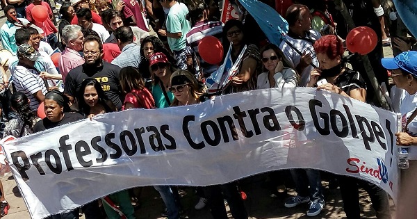 Teachers take the streets of Belo Horizonte.