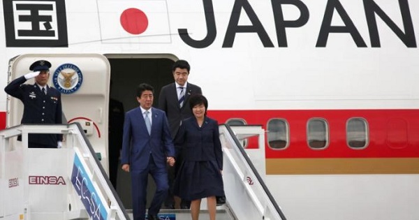 Japan's Prime Minister Shinzo Abe and his wife Akie arrive at the Jose Marti International Airport in Havana, Cuba, Sept. 22, 2016.