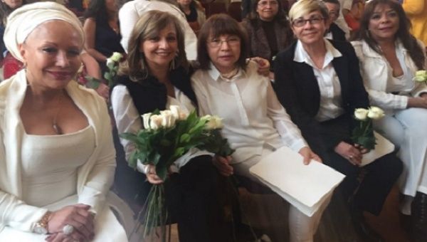 Activist Piedad Cordoba delivered a letter to President Juan Manuel Santos, in which Colombian women reiterate their support for the peace deal with the FARC rebel group.
