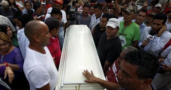 Supporters carry the coffin of slain environmental rights activist Berta Caceres after her body was released from the morgue in Tegucigalpa, Honduras, March 3, 2016.