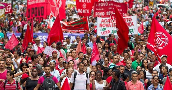 Members of trade unions and social movements, including the MST, involved in a march in defense of the government of Dilma Rousseff, in the city of Sao Paulo.