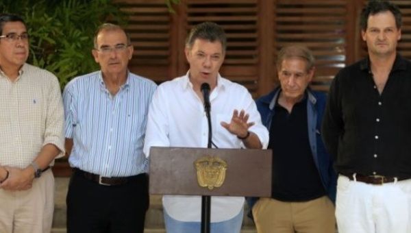 Colombian President Juan Manuel Santos addresses a crowd after the first day of government talks in Cartagena, Jan. 7, 2016, before the peace talks resume.