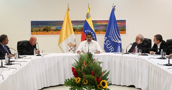 Venezuelan President Nicolas Maduro (C) presides over the first dialogue meeting with the with opposition,  Alejandro Otero Musuem, Caracas, Oct. 30, 2016.