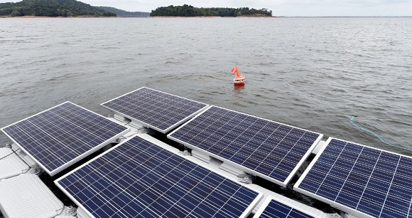 The floating solar photovoltaic panels, installed in the Balbina Lake reservoir in the Amazon, was created when the Balbina hydroelectric dam and power station was built in 1989.