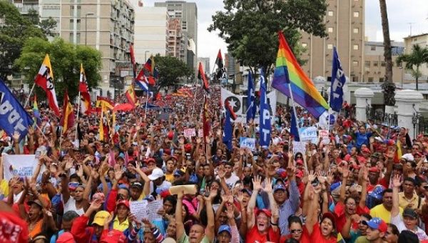 Pro-government forces defend the Bolivarian Revolution.