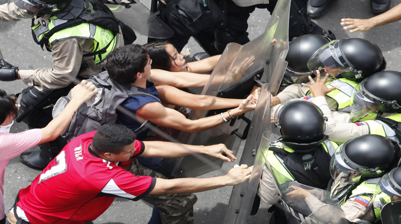 Opposition protesters clash with Venezuelan police on Mar 18, 2016.