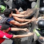 Opposition protesters clash with Venezuelan police on Mar 18, 2016. 