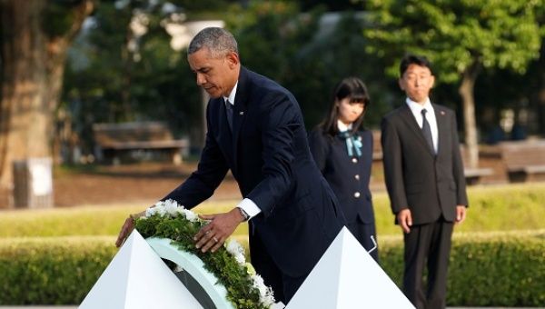 U.S. President Barack Obama lays a wreath at a cenotaph at Hiroshima Peace Memorial Park in Hiroshima, Japan May 27, 2016. 