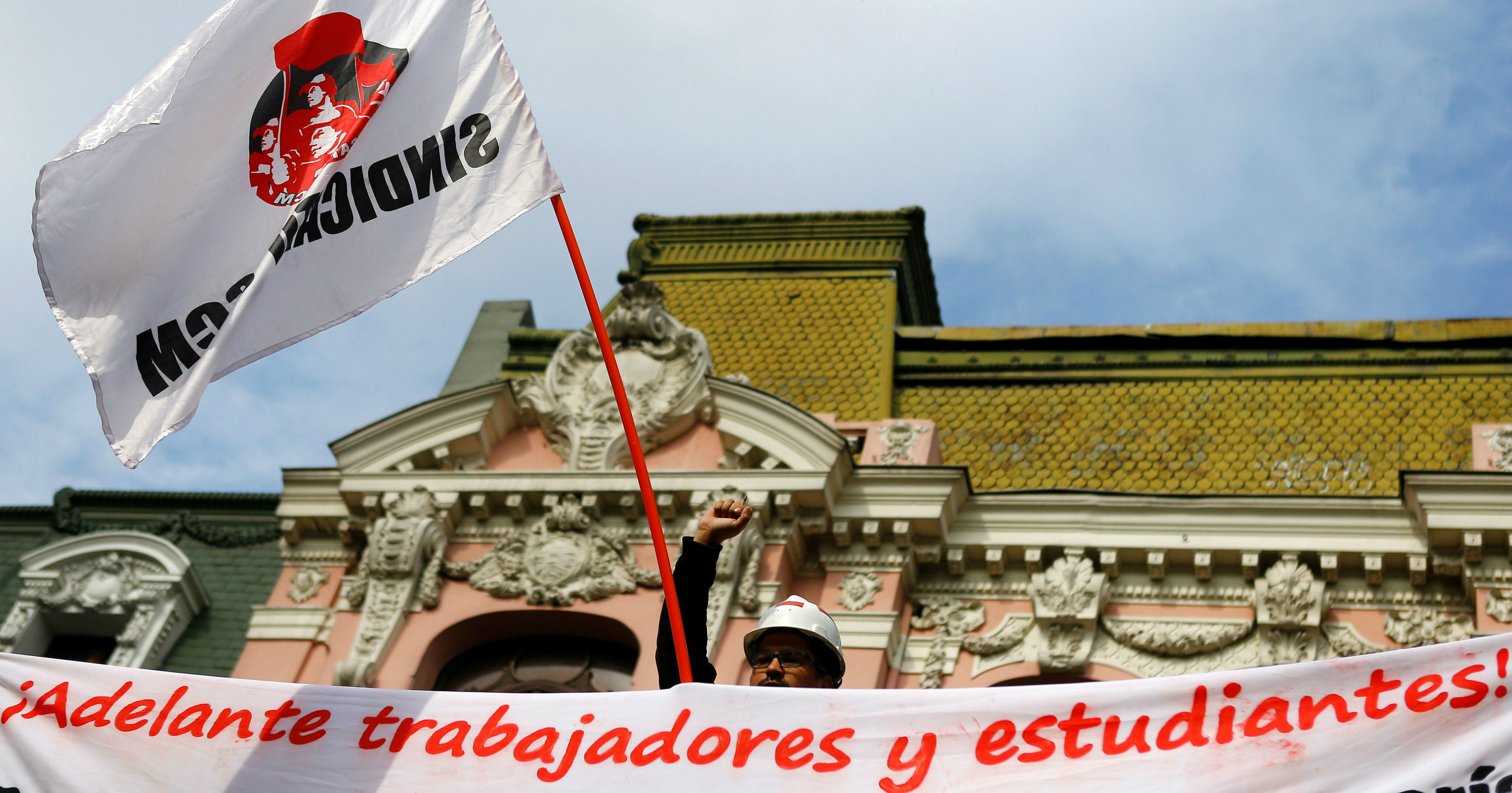 Workers and Students Strike, March for Labor Rights in Chile