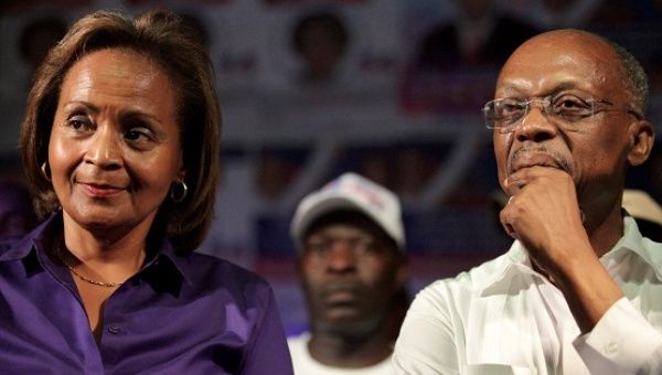 Presidential candidate Maryse Narcisse and former President Jean Bertrand Aristide (R) attend a rally in Cap Haitien, Haiti, September 16, 2016.