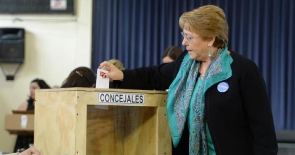 President Michelle Bachelet highlighted the importance of voting when she was one of the first to cast her vote earlier this morning.
