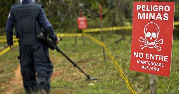 In the past 25 years, more than 11,000 people have been killed or wounded by landmines in Colombia, including 1,124 minors .