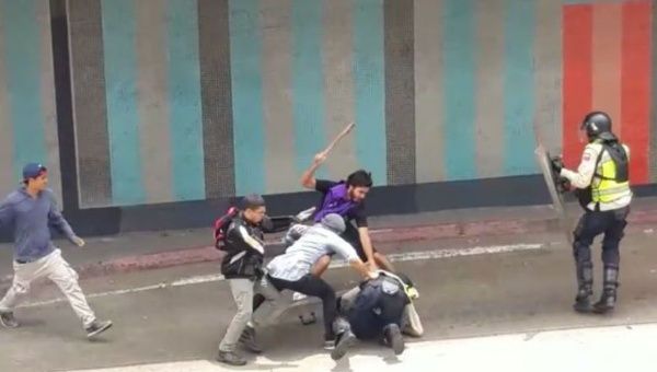Opposition protesters gang up on and beat police officers in Venezuela