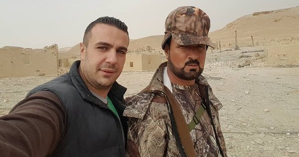 Shadi Halwi (L) poses with Suheil al Hassan, a major general in the Syrian Army, in Palmyra.