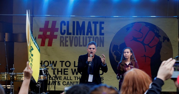 Mark Ruffalo speaks during a climate change rally in solidarity with protests against the Dakota Access pipeline, Los Angeles, Oct. 23, 2016.