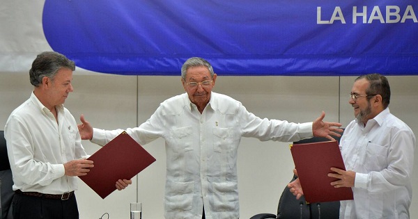 Colombian President Juan Manuel Santos, Cuban President Raul Castro (c), and FARC-EP leader 