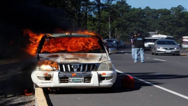 A vehicle set ablaze in Zambrano, on the outskirts of Tegucigalpa, Honduras, Oct. 3, 2016.