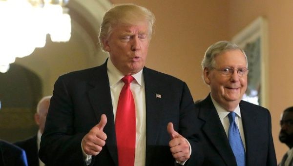 U.S. President-elect Donald Trump (L) gives a thumbs up sign as he walks with Senate Majority Leader Mitch McConnell (R-KY), Nov. 10, 2016.