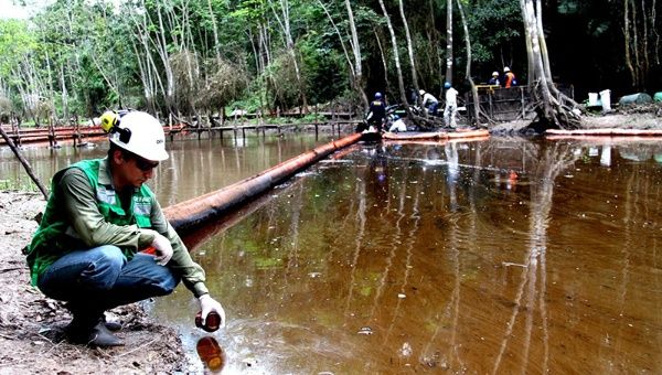 Oil spill in Marañon River