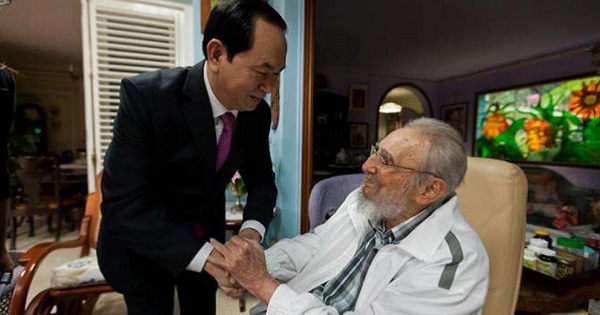 Fidel Castro greets Vietnamese President Tran Dai Quang