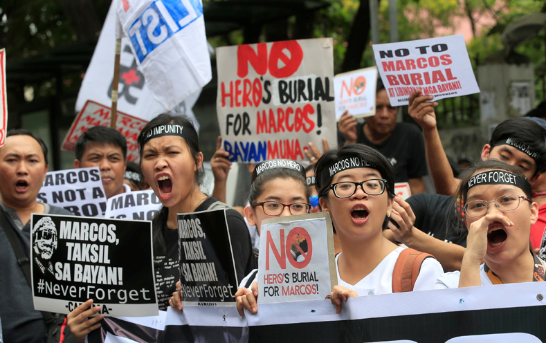 Protesters shout anti-Marcos slogans denouncing the burial of former Philippine dictator Ferdinand Marcos at the Libingan ng mga Bayani (heroes' cemetery), along a main street in Taft avenue, Metro Manila, Philippines, Nov. 18, 2016.