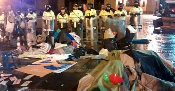 Police officers destroyed tents and cleared the Bolivar Square where peaceful campers demanded the government approves a peace deal with the FARC.
