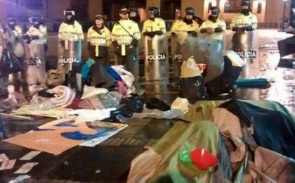 Police officers destroyed tents and cleared the Bolivar Square where peaceful campers demanded the government approves a peace deal with the FARC.