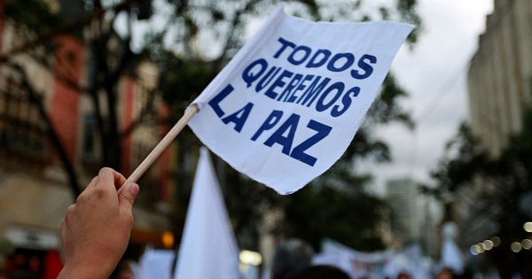 A supporter of a new peace agreement with FARC holds a banner that reads 