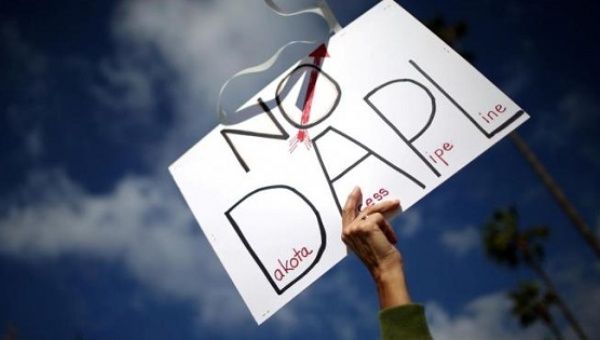 Protesters demonstrate against the Energy Transfer Partners' Dakota Access oil pipeline in Los Angeles, California, Sept. 13, 2016. 