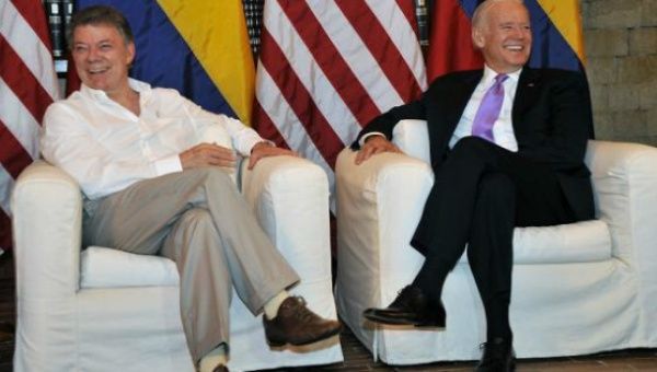 Colombian President Juan Manuel Santos (L) meets US Vice-President Joe Biden in Cartagena, Colombia, Thursday Dec. 1