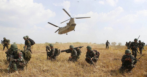 US and Philippine soldiers participate in military exercises in 2015.