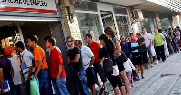 Argentine youth queuing at the door of an employment agency.