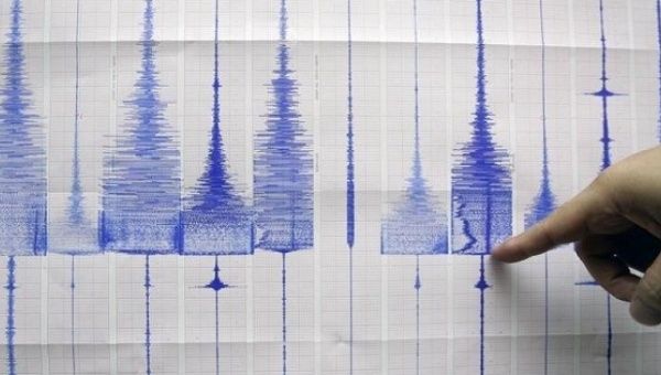 A seismologist points at a graphic showing an earthquake reading at the Central Weather Bureau in Taipei, July 14, 2009. 