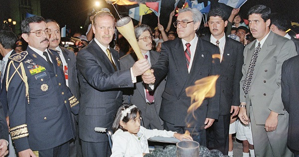 Guatemalan President Alvero Arzu (C) lights a peace torch with Guatemalan National Revolutionary Unity (URNG) commander Rolando Moran (2nd R) at the Plaza de la Constitución in Guatemala City, as a girl, victim of the war, looks on, Dec. 29, 1996.