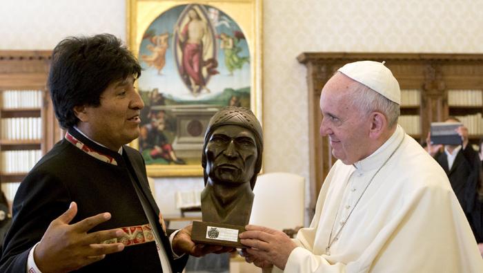 Bolivia’s President Evo Morales (L) presents Pope Francis with a handcrafted bust of Bolivia’s indigenous leader Tupac Katari during a meeting at the Vatican April 15, 2016.