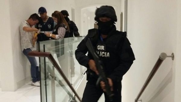 Attorneys and policemen searched eight houses of those accused of corruption inside the state-run oil company Petroecuador.