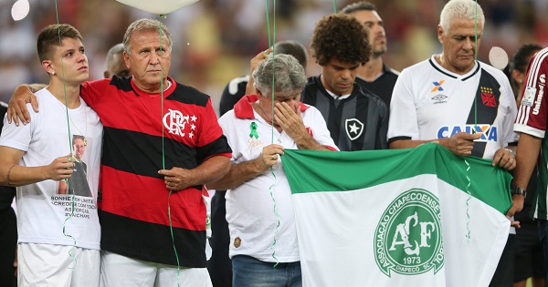 Players pay tribute for the Chapecoense players and the victims of the Colombia plane crash.