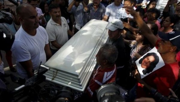 Friends and supporters carry the coffin of slain environmental rights activist Berta Caceres in Tegucigalpa, Honduras, Mar. 3, 2016.