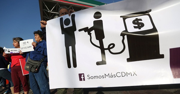 Mexican demonstrators against the gas price hikes