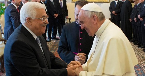 Palestinian President Abbas (L) and Pope Francis (R) meeting at the Vatican. May, 2015