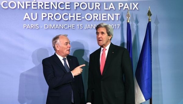  French Foreign Minister Jean-Marc Ayrault welcomes U.S. Secretary of State John Kerry as he arrives for the peace conference in Paris, France, Jan. 15, 2017. 