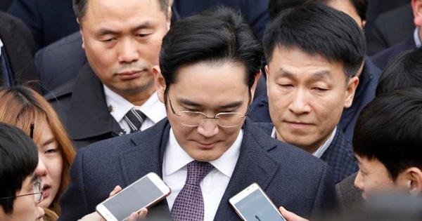 Samsung Group chief, Jay Y. Lee, leaves a court hearing to review a detention warrant request, Seoul Central District Court, South Korea, Jan.18, 2017.