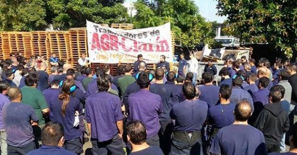AGR-Clarin workers workers protesting layoffs